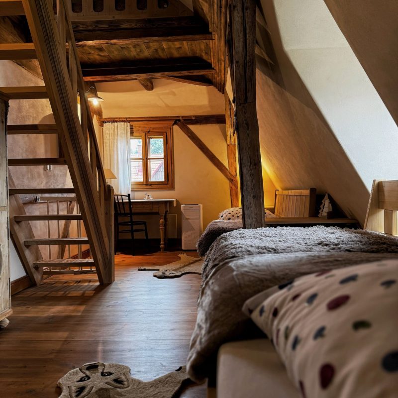 Pokoj se dvěma oddělenými lůžky v Pohádkové roubence