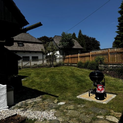 Zahrada a venkovní posezení s grilem